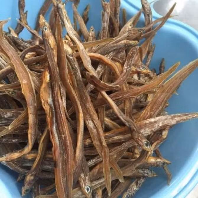 Cá lìm kìm có thể chế biến thành nhiều món ăn ngon và hấp dẫn như cá lìm kìm kho nghệ, nấu canh mướp hương, làm gỏi khô trộn xoài sống…nhưng ngon nhất là món cá lìm kìm kho khô. Ảnh slatic.