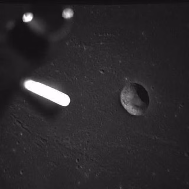 Bộ ba nghi UFO tìm thấy trong cơn bão bụi Mặt trăng - Hình 2 Bo ba nghi UFO tim thay trong con bao bui Mat trang-Hinh-2