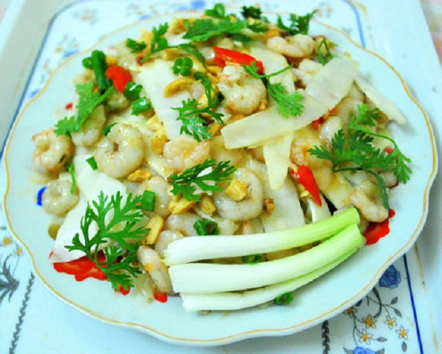 Phần đọt non của cây tà vạt được dùng như một loại rau, có thể chiên, xào, làm gỏi… hoặc nấu, kho với các loại thịt rừng hoặc tôm, cá. Ảnh tuanphongdananghotel.