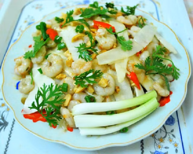 Phần đọt non của cây tà vạt được dùng như một loại rau, có thể chiên, xào, làm gỏi… hoặc nấu, kho với các loại thịt rừng hoặc tôm, cá. Ảnh tuanphongdananghotel.