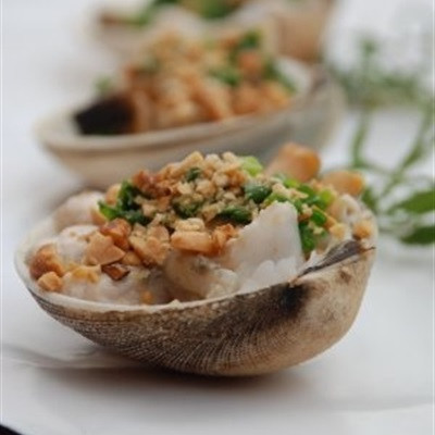 Sò chén thường sống ở những vùng nước sâu và trong, có mức thuỷ triều lên xuống cao. Ảnh Chef Dzung.