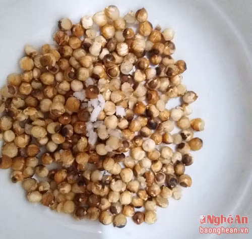 Cây chà uốm cho quả vào mùa thu.