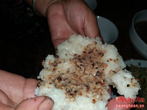 Người dân thường dùng chày giã thật nhuyễn và cho thêm một ít muối trắng ăn kèm với xôi.