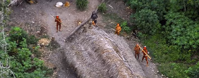 Những người sống ở hòn đảo Bắc Sentinel cự tuyệt với thế giới, họ tiếp đón những người lạ, dù là nạn nhân của các vụ đắm tàu, máy bay rơi hay khách đến thăm đều bằng cung tên và mũi lao. Ảnh Realunexplainedmysteries.