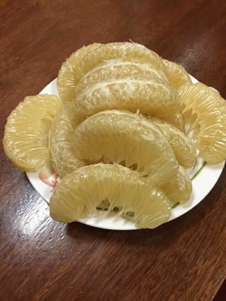 Những năm đầu, bưởi tôm vàng cho thu bói nên chất lượng chưa cao. Khi cây bưởi ở năm thứ 7 trở đi, chất lượng quả thơm ngon và rất sai quả. Ảnh buoidienbaominh.