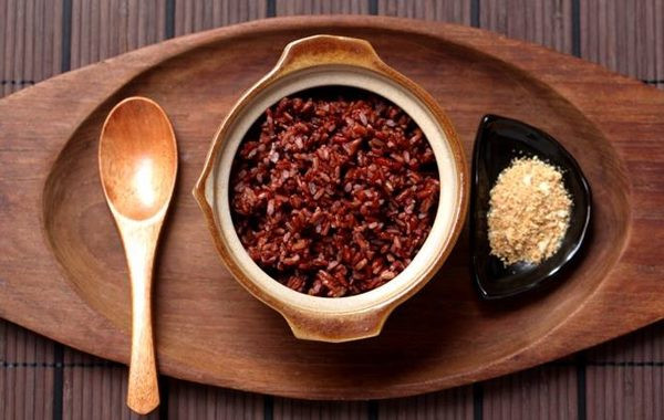 Thời gian nấu gạo huyết rồng lâu hơn gạo trắng thông thường nhưng giá trị dinh dưỡng lại cao hơn hẳn. Ảnh hatquakho.
