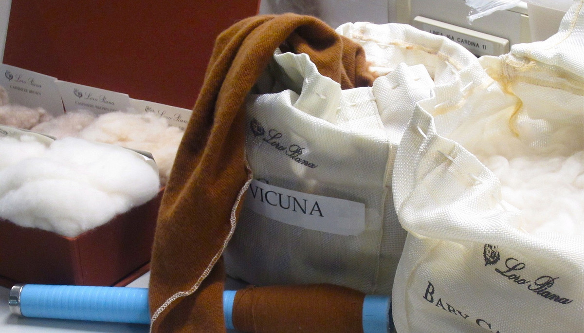Loại vải làm từ lông lạc đà Vicuña cực kỳ quý hiếm và đắt đỏ. Giá của loại vải này đắt hơn các loại vải chất lượng khác chí ít là 5 lần. Ảnh robbreport.
