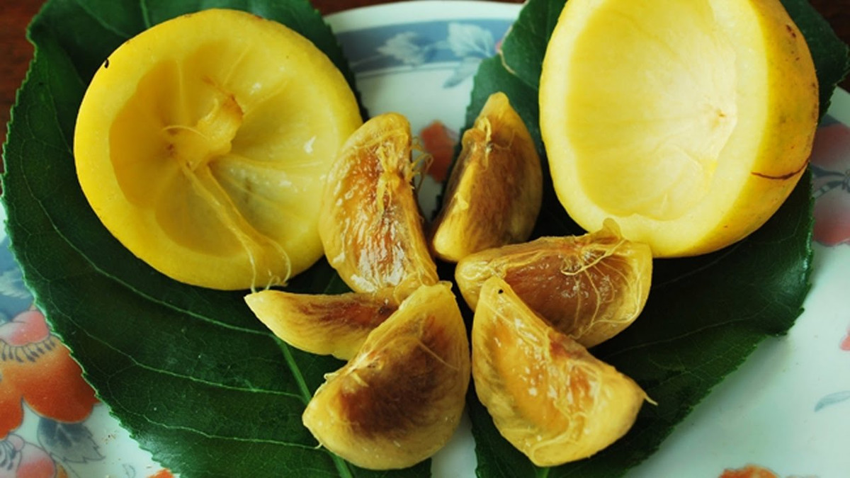 Trái bứa có thể dùng ăn chơi như một loại hoa quả hoặc có thể dùng để nấu canh. Ảnh ytimg.