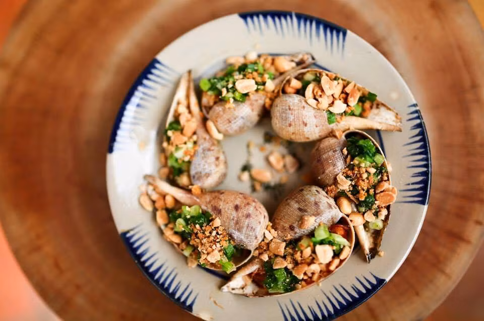 Điểm nổi bật nhất của ốc muỗng là miệng của nó trải dài gần như toàn bộ chiều dài của thân. Ảnh facebook.