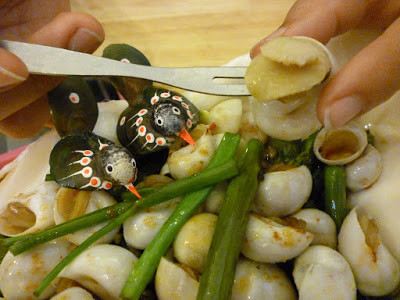 Tên gọi ốc bạch ngọc xuất phát từ hình sáng như viên ngọc trắng lấp lánh rất bắt mắt của nó. Ảnh blogspot.