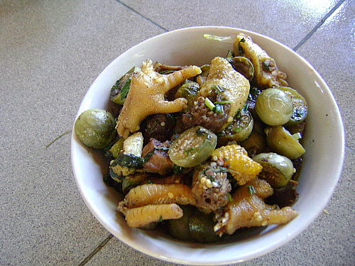 Quả cà đắng có màu xanh đặc trưng, kích thước to hơn quả cà pháo và thường hơi dài ra, cuống quả có gai nhọn, ruột có nhiều hạt Ảnh dulichhoanmy.