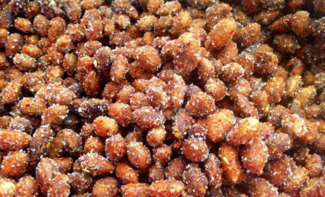 Cây xay là cây thân gỗ cao từ 30m - 40m nên nhiều người dân chọn cách leo cây để thu hoạch quả xay rừng. Ảnh paragonhotel.