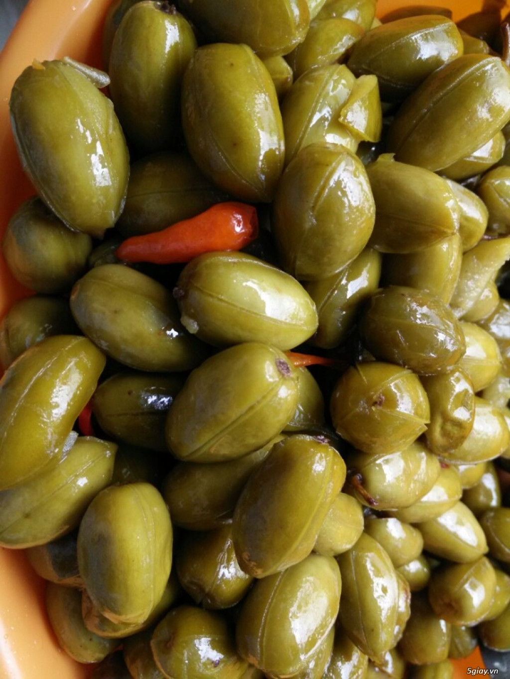Quả cà na ngoài việc có thể ăn tươi còn có thể làm thành nhiều món ngon khác nữa như muối dưa, cà na ngâm nước mắm nhưng ngon nhất vẫn là cà na ngào đường. Ảnh 5giay.