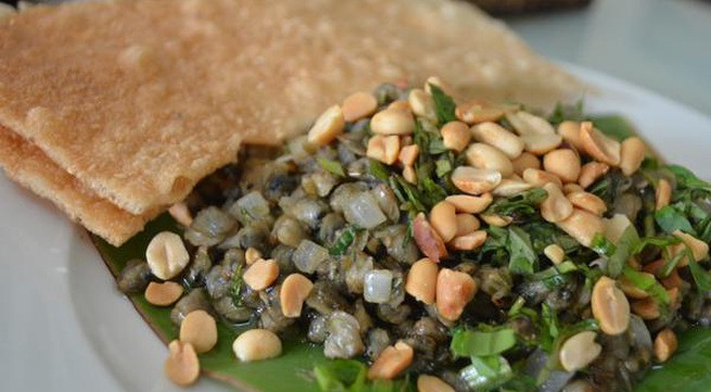 Con dắt có màu trắng đục, con lớn nhất có kích thước chỉ bằng ngón tay người lớn. Ảnh mediacdn.