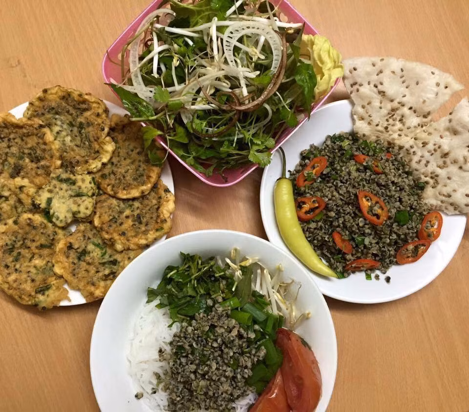 Con dắt sống chủ yếu ở vùng nước lợ tại khu vực cửa sông ven biển, đầm phá và thường bị nhầm với hến và ngao. Ảnh facebook.