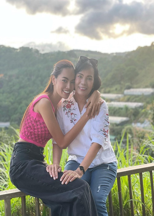 Nàng hậu thường xuyên đưa mẹ đi du lịch. Ảnh: Instagram.