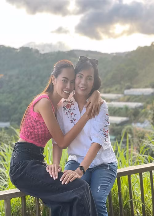 Nàng hậu thường xuyên đưa mẹ đi du lịch. Ảnh: Instagram.