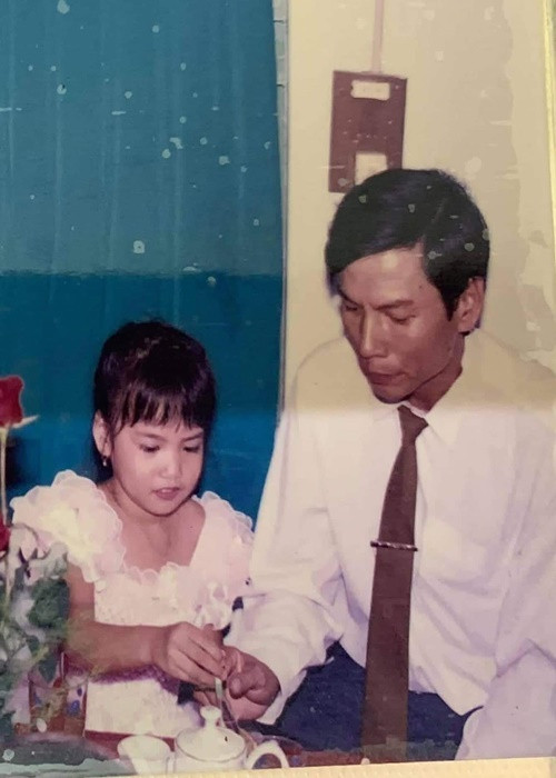 Lê Hoàng Phương tiết lộ hình ảnh ngày nhỏ bên bố. Ảnh: Instagram.