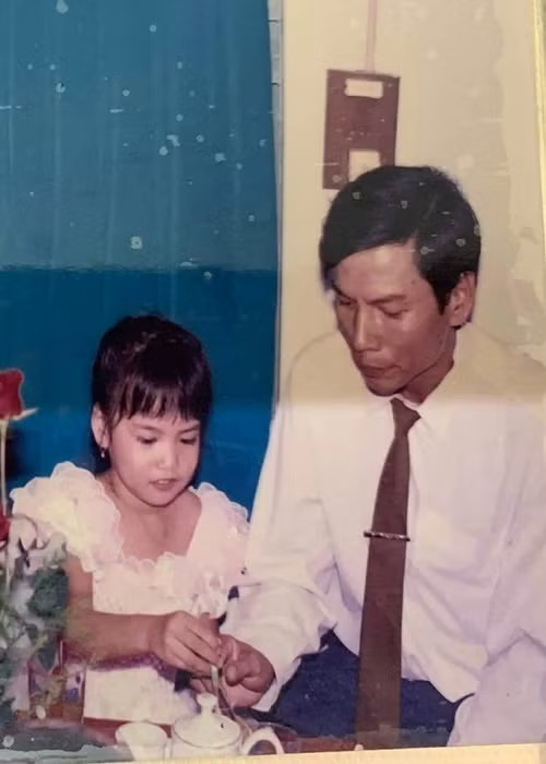 Lê Hoàng Phương tiết lộ hình ảnh ngày nhỏ bên bố. Ảnh: Instagram.