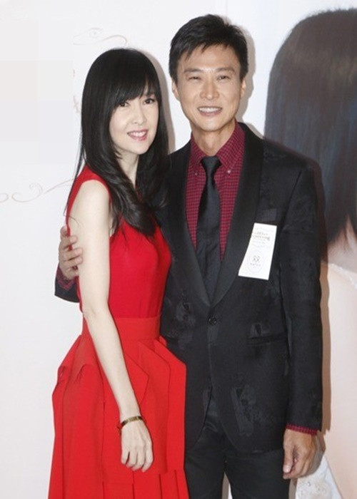 Năm 2008, khi bị lộ ảnh hôn một cô gái 21 tuổi, Nghê Chấn xin lỗi Châu Huệ Mẫn. Tưởng chừng Châu Huệ Mẫn sẽ chia tay Nghê Chấn thì nữ diễn viên lại tha thứ cho người yêu. Năm 2009, Nghê Chấn và Châu Huệ Mẫn kết hôn. Ảnh: Tiền Phong.