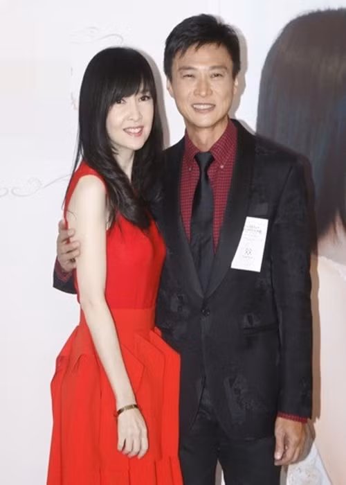 Năm 2008, khi bị lộ ảnh hôn một cô gái 21 tuổi, Nghê Chấn xin lỗi Châu Huệ Mẫn. Tưởng chừng Châu Huệ Mẫn sẽ chia tay Nghê Chấn thì nữ diễn viên lại tha thứ cho người yêu. Năm 2009, Nghê Chấn và Châu Huệ Mẫn kết hôn. Ảnh: Tiền Phong.