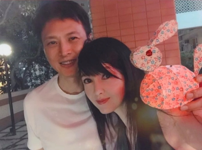 Nói về ông xã, Châu Huệ Mẫn cho biết, anh luôn ở bên khi cô cần. Tới nay, vợ chồng nữ diễn viên vẫn giữ quyết định không sinh con. Ảnh: Zing.