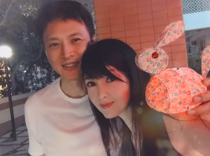 Nói về ông xã, Châu Huệ Mẫn cho biết, anh luôn ở bên khi cô cần. Tới nay, vợ chồng nữ diễn viên vẫn giữ quyết định không sinh con. Ảnh: Zing.