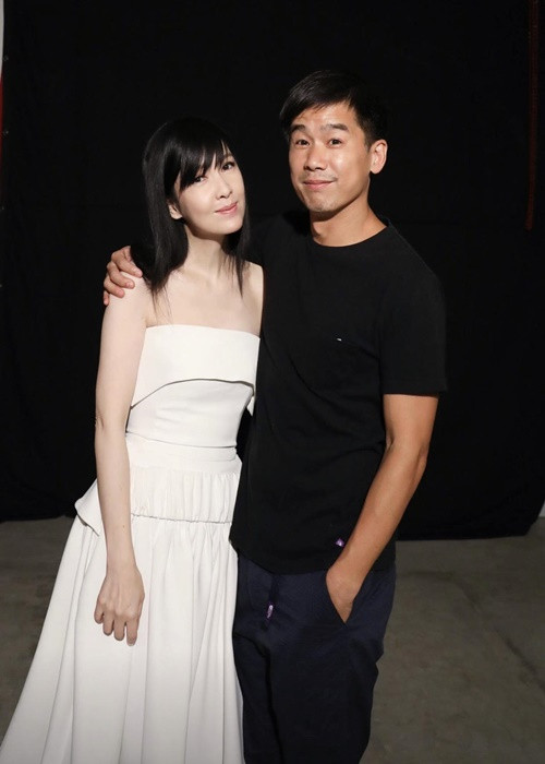 Đầu năm 2020, Nghê Chấn lộ loạt ảnh đi mua sắm cùng cô gái lạ mặt. Trả lời truyền thông, chồng Châu Huệ Mẫn khẳng định, anh và cô gái đó chỉ là bạn. Ảnh: Vietnamnet.