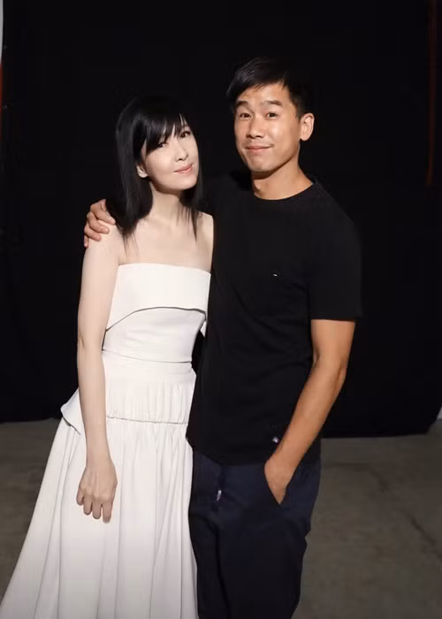 Đầu năm 2020, Nghê Chấn lộ loạt ảnh đi mua sắm cùng cô gái lạ mặt. Trả lời truyền thông, chồng Châu Huệ Mẫn khẳng định, anh và cô gái đó chỉ là bạn. Ảnh: Vietnamnet.