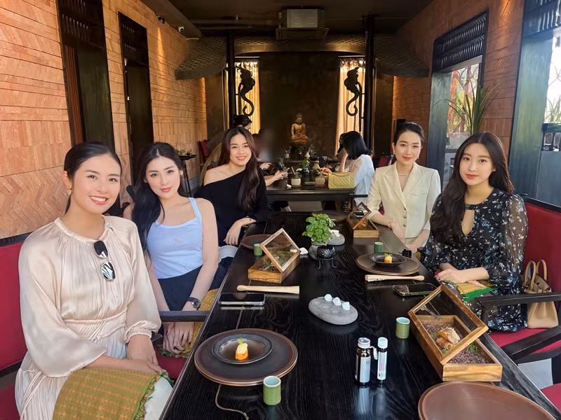 Mới đây, Hoa hậu Đỗ Mỹ Linh tụ tập các nàng hậu: Ngọc Hân, Tú Anh, Hoàng Anh, Thanh Tú. Đây là lần đầu Mỹ Linh lộ diện sau 2 tháng sinh con gái đầu lòng. Ảnh: FBNV.