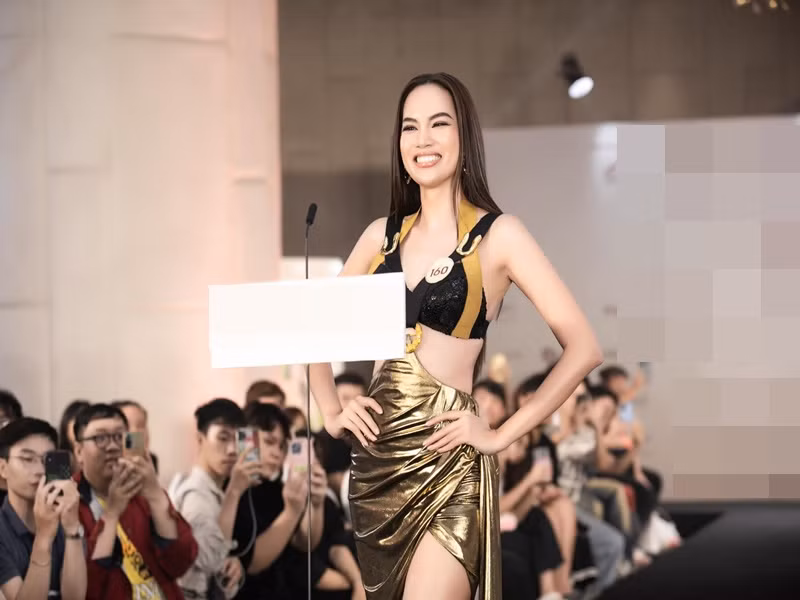 Lợi thế của người đẹp sinh năm 1995 là ánh mắt biết nói, nụ cười tươi, đôi chân dài thẳng tắp và làn da nâu gợi cảm.