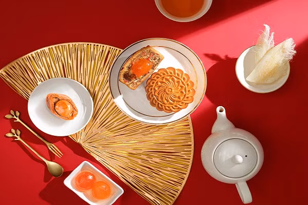 Qua bieu tang nha giau: Banh trung thu nhan yen sao, vi ca