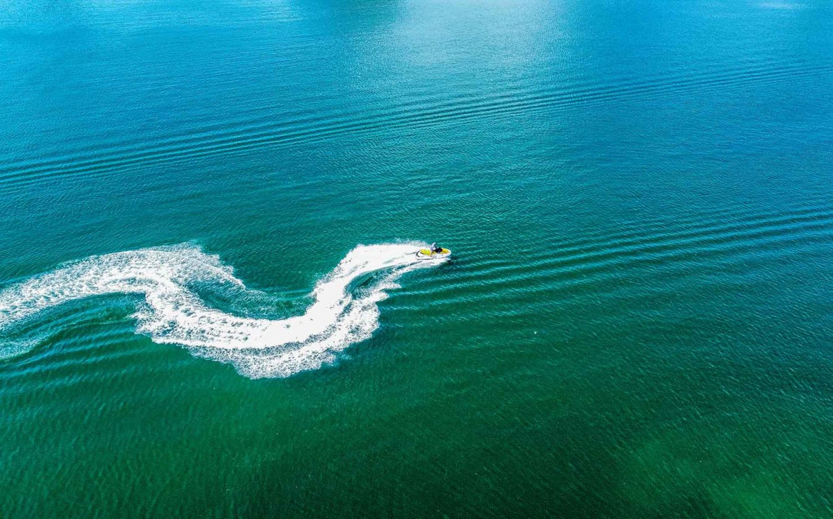 Khám phá vịnh Lan Hạ, du khách có thể tắm biển, chèo thuyền, trải nghiệm dù lượn hay tận hưởng kỷ nghỉ trên du thuyền. Ảnh: Vương Lộc