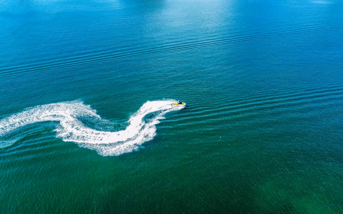 Khám phá vịnh Lan Hạ, du khách có thể tắm biển, chèo thuyền, trải nghiệm dù lượn hay tận hưởng kỷ nghỉ trên du thuyền. Ảnh: Vương Lộc