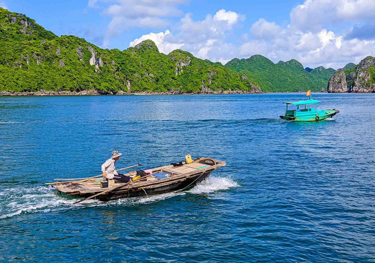 Từ làng chài Cái Bèo, du khách có thể khám phá các đảo như Hòn Ba Cát Bằng, Hòn Rùa, Hòn Tai Kéo, Hòn Bống Lá… Ảnh: Vương Lộc