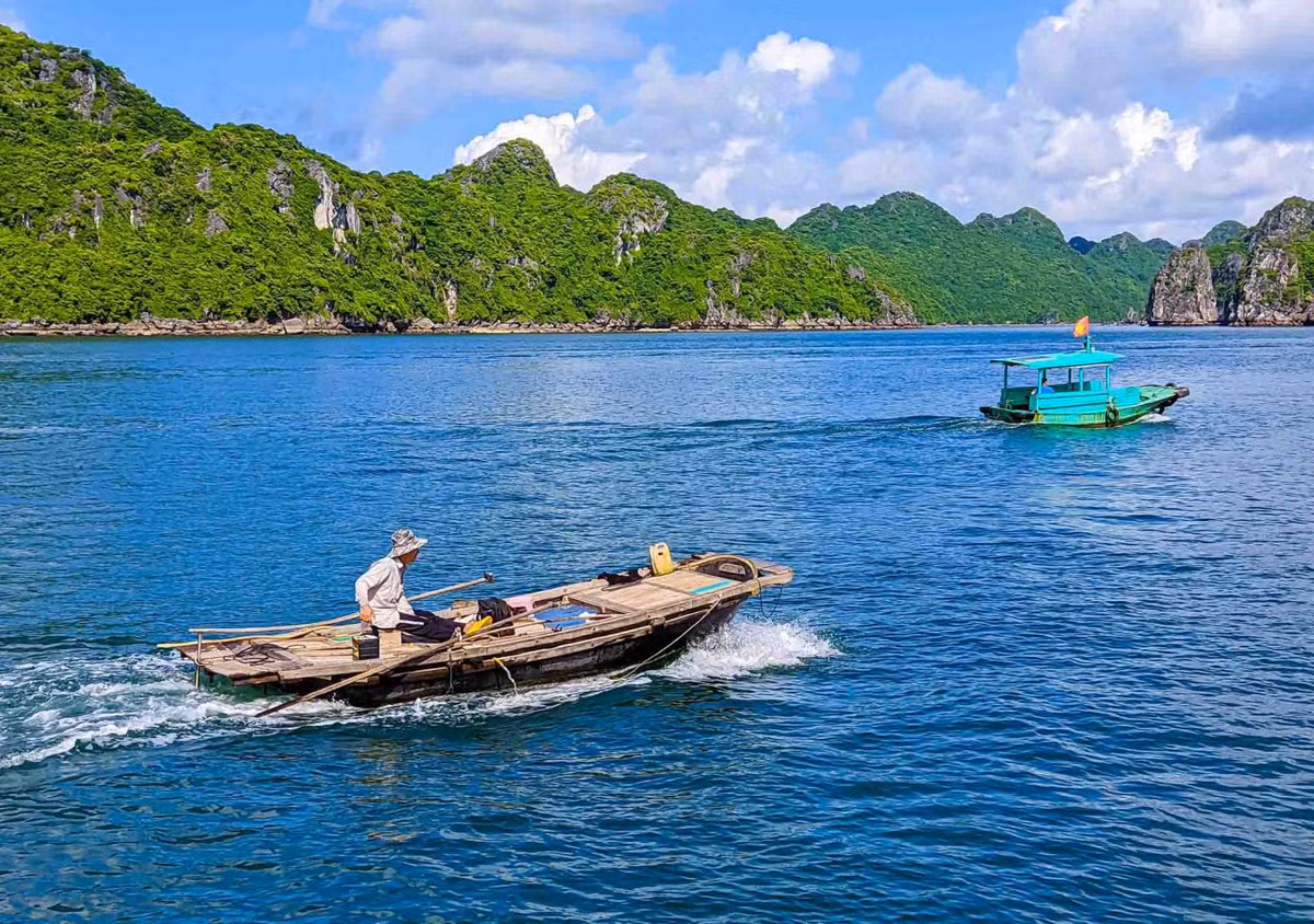 Từ làng chài Cái Bèo, du khách có thể khám phá các đảo như Hòn Ba Cát Bằng, Hòn Rùa, Hòn Tai Kéo, Hòn Bống Lá… Ảnh: Vương Lộc