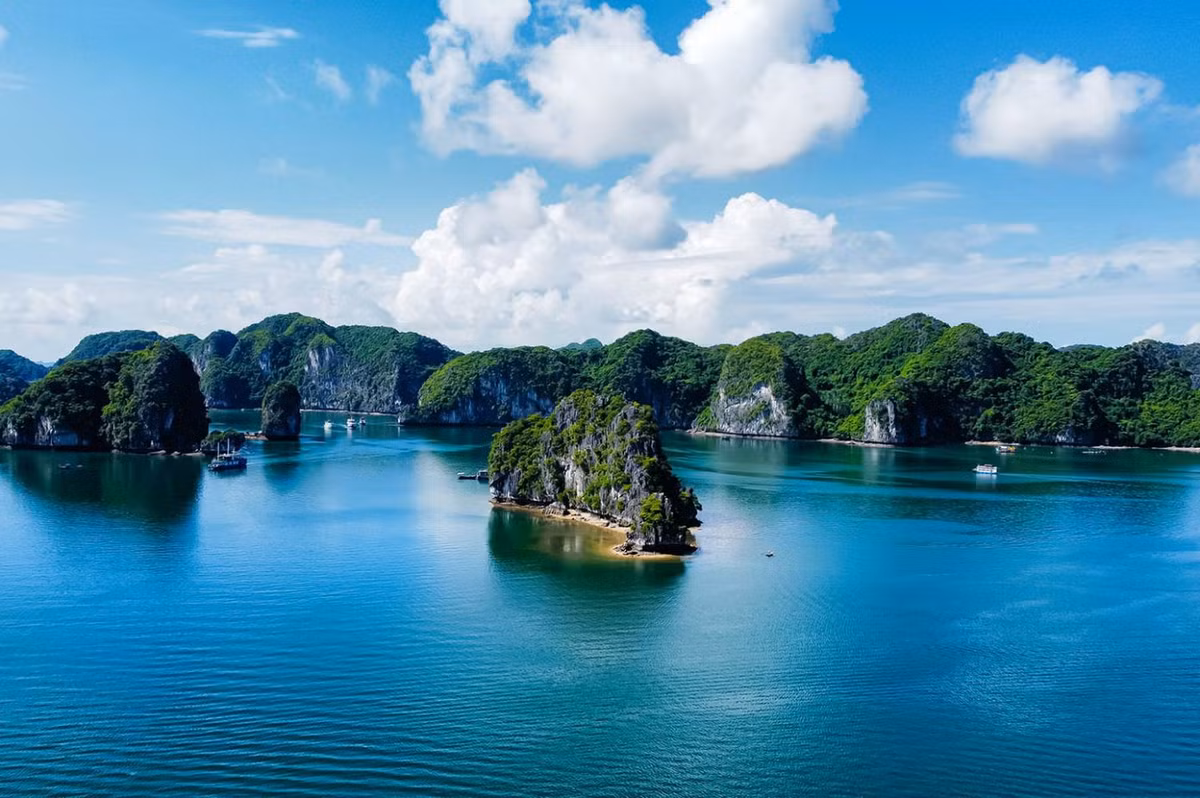 Theo Trung tâm Thông tin du lịch, Cục Du lịch Quốc gia, vịnh Lan Hạ thu hút du khách ngay cả khi họ chưa một lần đặt chân đến nơi đây bởi cái tên nhẹ nhàng “Lan Hạ”, tên gọi đó gợi liên tưởng tới hình ảnh của một đóa hoa lan hạ xuống trần thế. Ảnh: Vương Lộc