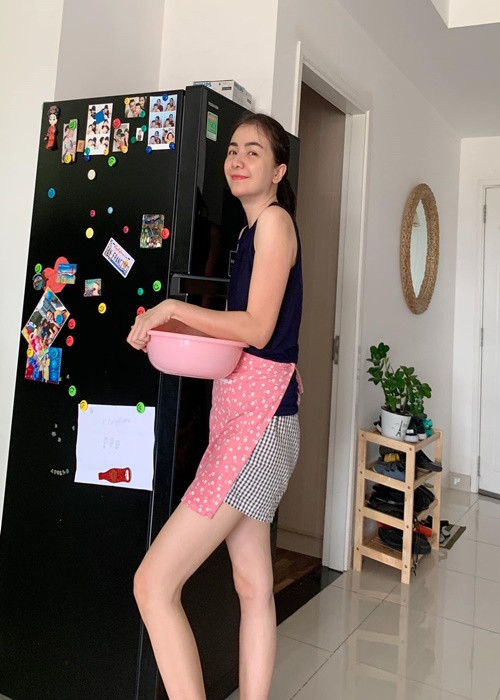 Sau khi kết hôn năm 2015, Ái Châu dành nhiều thời gian chăm sóc chồng con.