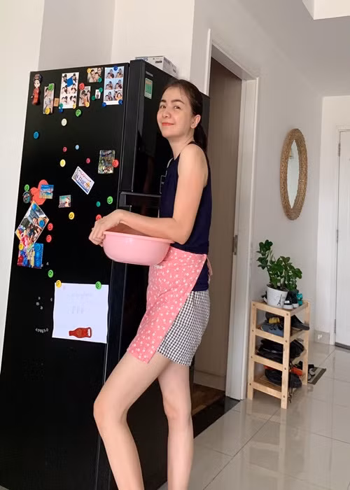 Sau khi kết hôn năm 2015, Ái Châu dành nhiều thời gian chăm sóc chồng con.