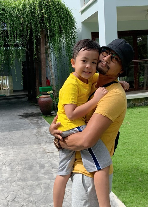 Ái Châu được chồng hỗ trợ chăm sóc con trai. Huỳnh Đông chia sẻ, khi ở nhà thì công việc chính của anh là chơi với con, giành việc tắm cho con, giặt giũ, đi chợ cho vợ nấu cơm.