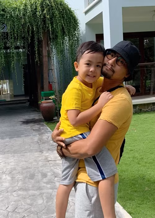 Ái Châu được chồng hỗ trợ chăm sóc con trai. Huỳnh Đông chia sẻ, khi ở nhà thì công việc chính của anh là chơi với con, giành việc tắm cho con, giặt giũ, đi chợ cho vợ nấu cơm.