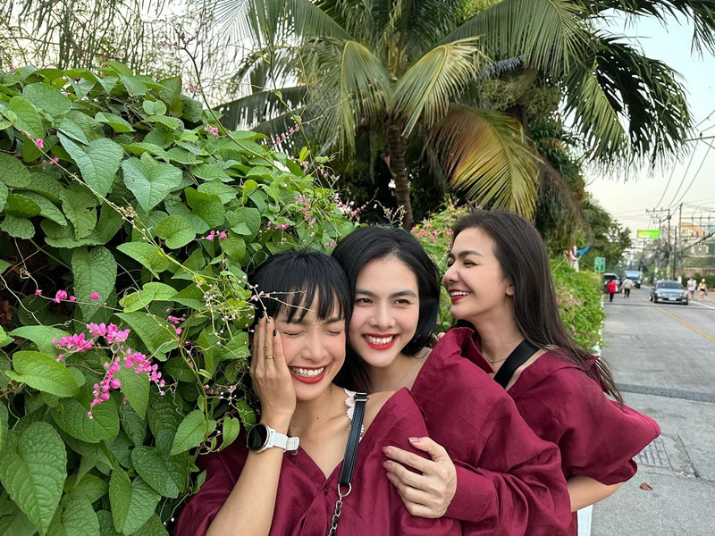 Rảnh rỗi, Ái Châu gặp gỡ những người bạn thân thiết như Vân Trang, Lê Bê La, Thúy Diễm.