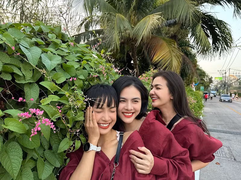 Rảnh rỗi, Ái Châu gặp gỡ những người bạn thân thiết như Vân Trang, Lê Bê La, Thúy Diễm.