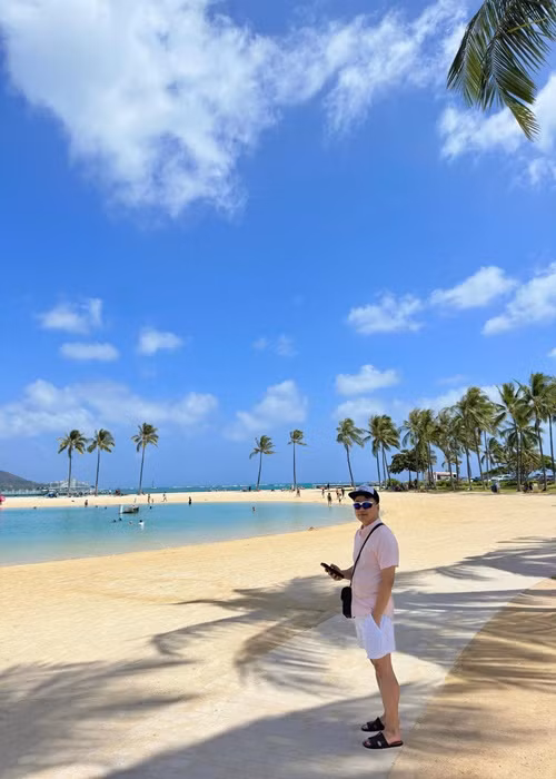 Vợ chồng Phương Oanh chụp hình cho nhau.