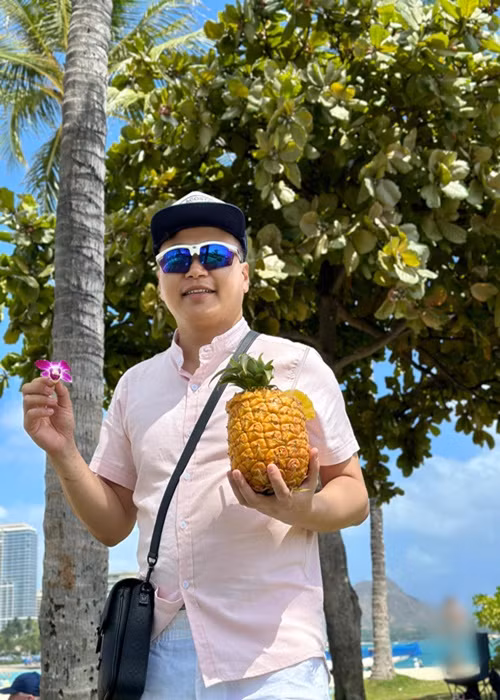 Shark Bình - ông xã Phương Oanh cũng đăng tải hình ảnh trên bãi biển ở Hawaii.