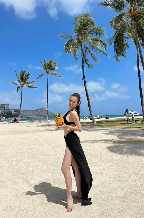 Phương Oanh gợi cảm trong trang phục áo tắm.