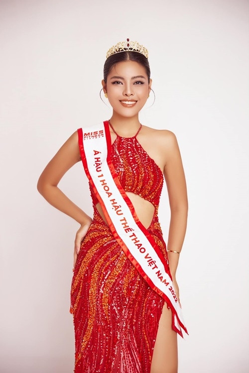 Trước khi trở thành á hậu, Phương Thảo từng lọt top 45 Hoa hậu Hoàn vũ Việt Nam 2019. Chân dài sinh năm 1994 từng tiết lộ chi phí thi hoa hậu của mình lên đến 1,3 tỷ.