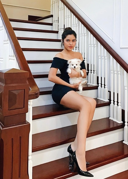 "Ốc không lo nổi mình ốc lại còn đi mang cọc cho rêu. Nếu mà gu của bạn là những người trẻ cho vui thì không nói. Nhưng mà muốn có cuộc sống ổn định và mối quan hệ lâu dài thì kiếm những người lớn tuổi mà yêu. Lấy nhau về đừng để cãi nhau vì tiền thì mệt lắm", Người Lao Động dẫn lời Á hậu Lê Phương Thảo.