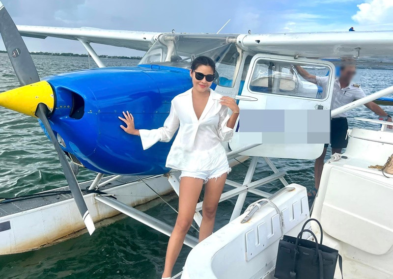 Phương Thảo khoe đi thủy phi cơ.