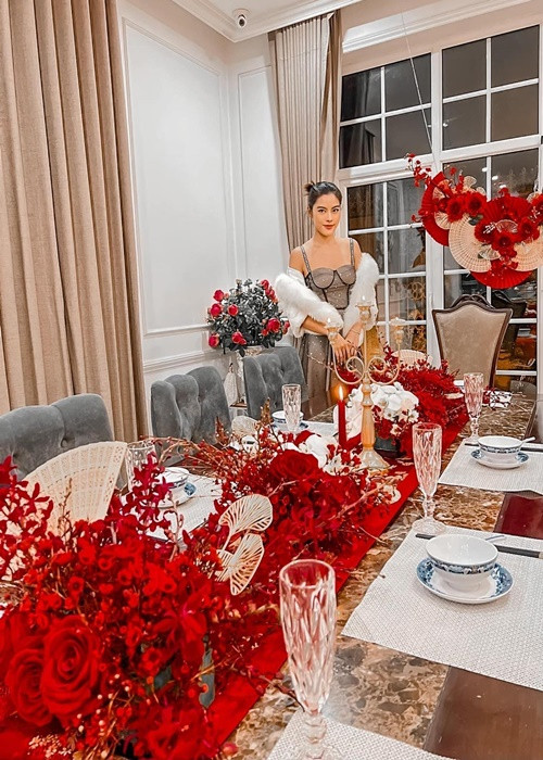 Không ít lần, Phương Thảo khoe sống nơi xa hoa.